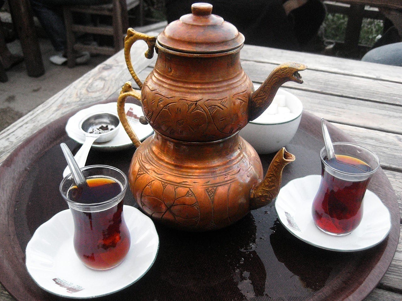 Турки пьют чай. Чай армуды чайник. Турецкий чай. Традиционный турецкий чай. Чайник для турецкого чая.