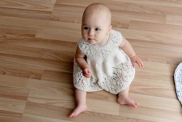 Kız Bebeklere Örgü Elbise Modelleri 101