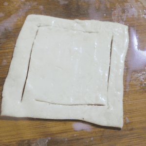 Kolay Çilekli Milföy Pasta Yapılışı 8