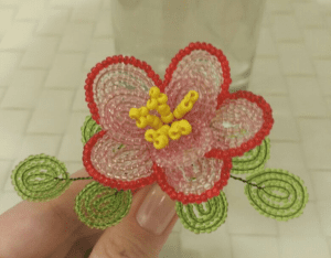 Kum Boncuktan Örme Çiçek Yapımı