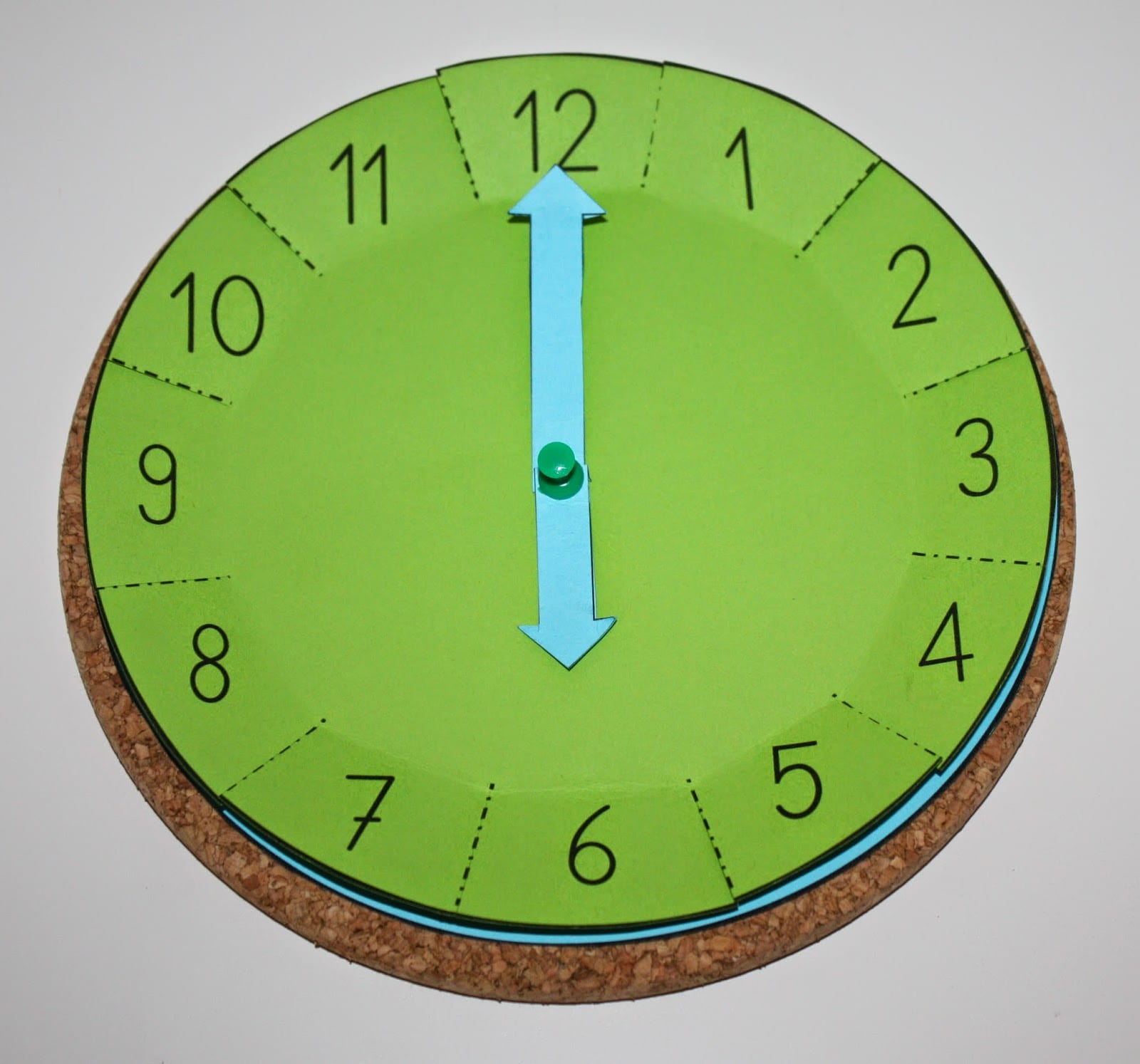 Определить модель часов. Часы из картона. Часы из картона для детей. Модель часов для детей. Циферблат из картона.