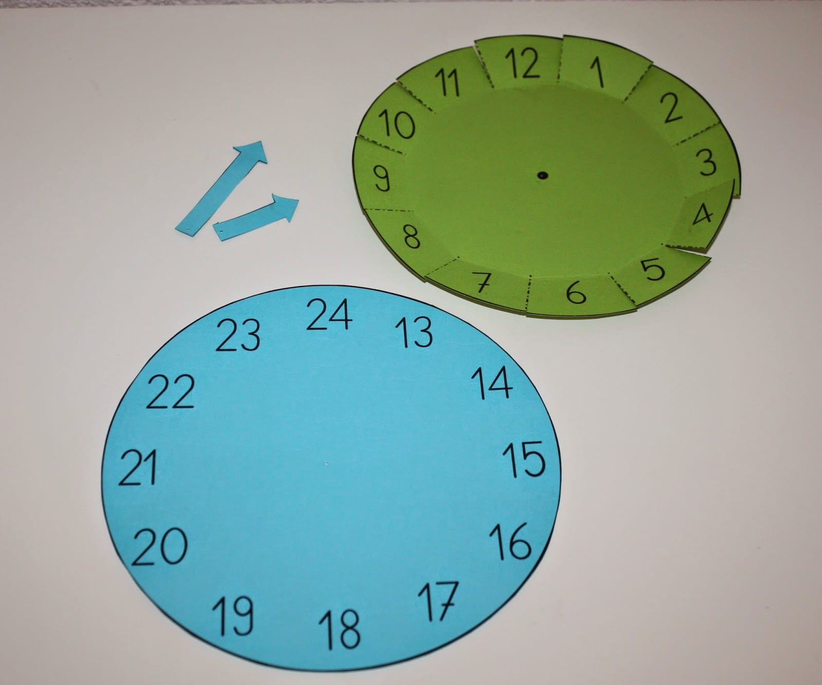 Как сделать часы работы в тг. Часы из картона. Модель часов для детей. Часы из картона для детей. Модель часов из картона.