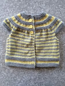 İki Renkli Örgü Bebek Yelek Modelleri - Resim 23