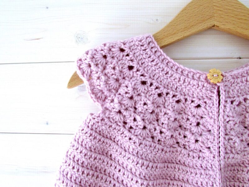 Yakadan Başlamalı El Örgüsü Bebek Yelek Modelleri 4