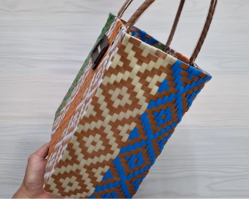 Plastik Şeritten Kilim Desenli Çanta Yapılışı 11